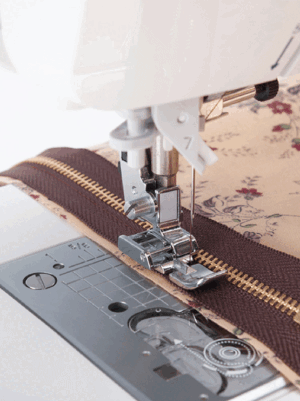 Sormisuoja- Asennusalusta- Ommelalueen suurennuslasi- Ompelualueen suurennuslasi- Syöttäjän peitelevy- LED-osoitin- Paksun nauhan/langan puolakotelo- Adapteri-istukka- Polvinostinvipu- Jalkasäädin- Jalkasäätimen toimintostoppari- Lisätaso- Magneetti- Suorapistolevy- Kartioteline- Lisälankatappi- tilkkuilijan jalkasarja- ompelijan paininjalkasetti- Ommelohjain- Rypytysjalka- 7 nauhan paininjalka-nauhajalka 3 nauhalle- Nauhakirjontajalka- Silmukkajalka- Helmijalka- Aplikointipaininjalka- Avoin (aplikointi)jalka- Vapaatikkausjalka (siksak)- Vapaatikkausjalka (avoin)- Vapaatikkausjalka (viivaimelle)- Vapaatikkausjalka- Reunatikkausjalka lyhyt- Reunatikkausjalka- Ohjainjalka- 7mm ohjainjalka- ¼” ohjainjalka- Tilkkutyöjalka- Tasasyöttäjä- Pintuck (leveä)- Pintuck (kapea)- Kantinkääntäjäjalka- Suoraommeljalka- Rullapäärmejalka siksak- Rullapäärmejalka- Rullajalka- Teflonjalka- Piilovetoketjujalka- Kapea vetoketjujalka- Säädettävä vetoketjujalka- Vetoketjujalka- Napinkiinnitysjalka- Koruommeljalka- Napinläpijalka- Huolittelujalka- Yleispaininjalka- Juki TL-2300 Sumato- Juki TL-2200QVP Mini- Juki MCS-1800 Kirei- Juki MCS-1500- Juki MO-2500 Sumato- Juki MO-2000QVP- Juki MO-1000- Juki MO-735- Juki MO-734DEN- Juki MO-214D Kirei- Juki MO-204D Kirei- Juki MO-654DE- Juki MO-80CB- Juki MO-50eN- Juki HZL-G220- Juki HZL-G120- Juki HZL-F700 Juki HZL-F500- Juki HZL-F370- Juki HZL-DX7- Juki HZL-DX5- Juki HZL-DX3- Juki HZL-80H- Juki HZL-70H- Juki HZL-60H- Juki HZL-355Z- Juki HZL-353Z-